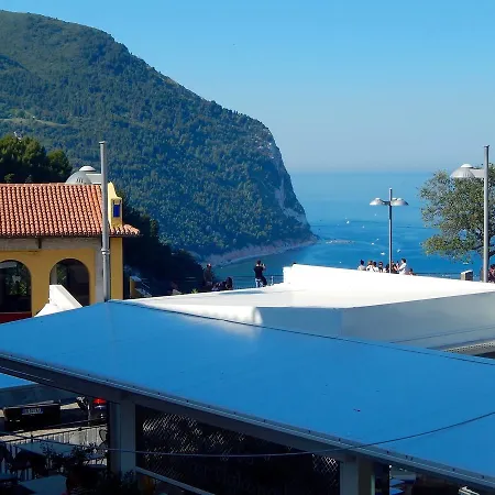 S92 - Sirolo, Bilocale In Piazza Vista Mare